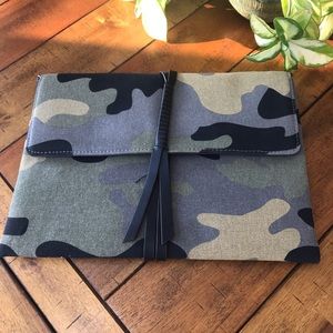Bellamy camo clutch